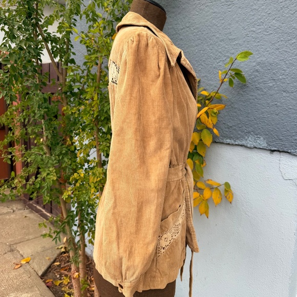 Vintage 70s tan corduroy jacket w/ lace - Picture 3 of 10